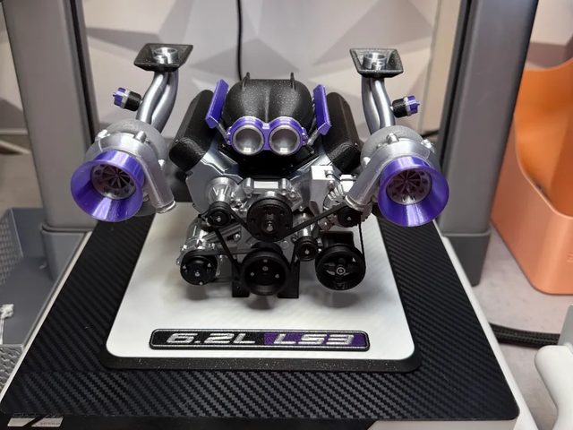 Motor LS V8 biturbo a escala 1/6 impreso en 3D, sobre su base con placa 6.2L LS3