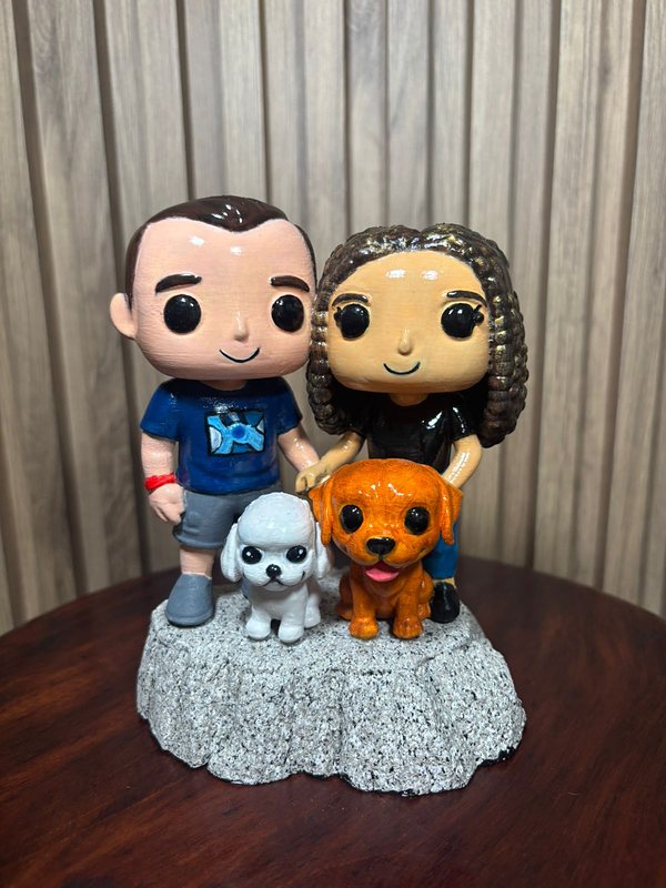 Funkos personalizados de una pareja con sus dos perros, diseñados e impresos por Space Lab