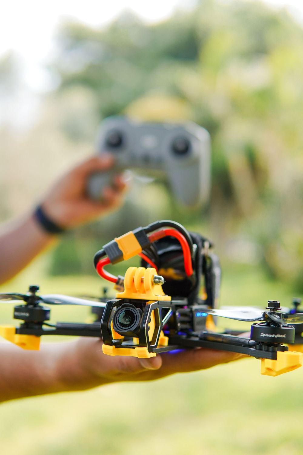 Dron FPV con soportes impresos en 3D, listo tras su mantenimiento