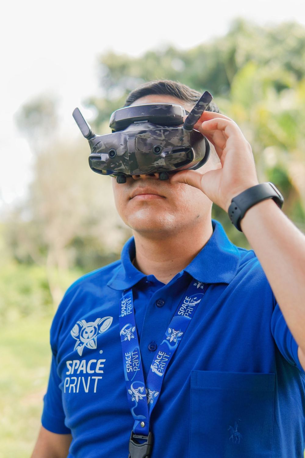 Instructor ajustándose las gafas FPV