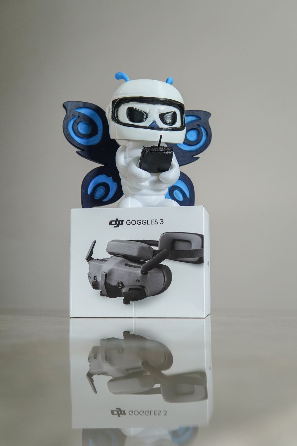 DJI Goggles 3 junto a la figura de la mascota