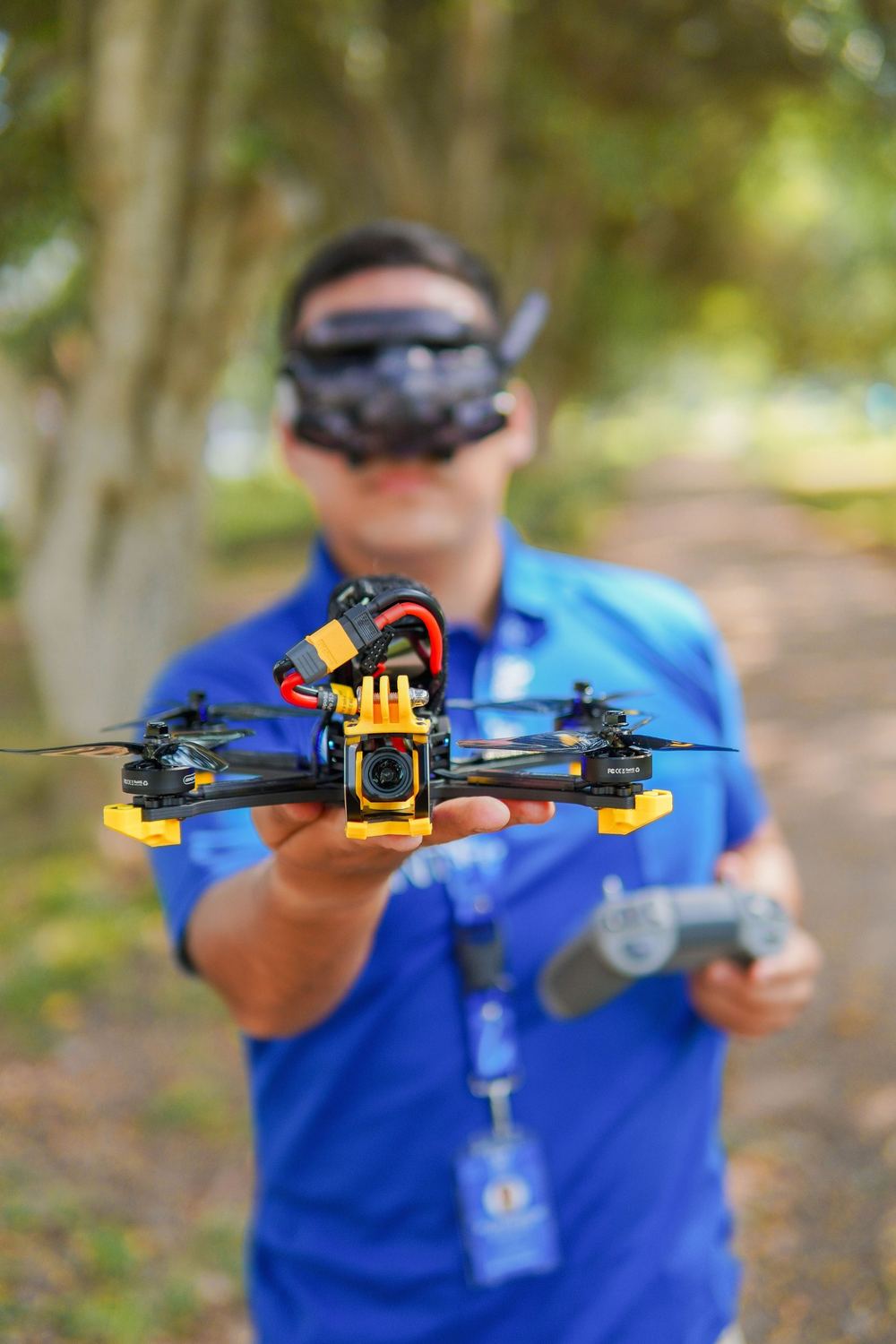 Instructor de Space Print con gafas FPV sostiene un dron FPV