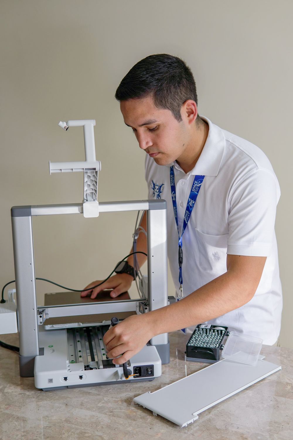 Técnico de Space Print calibrando una impresora 3D