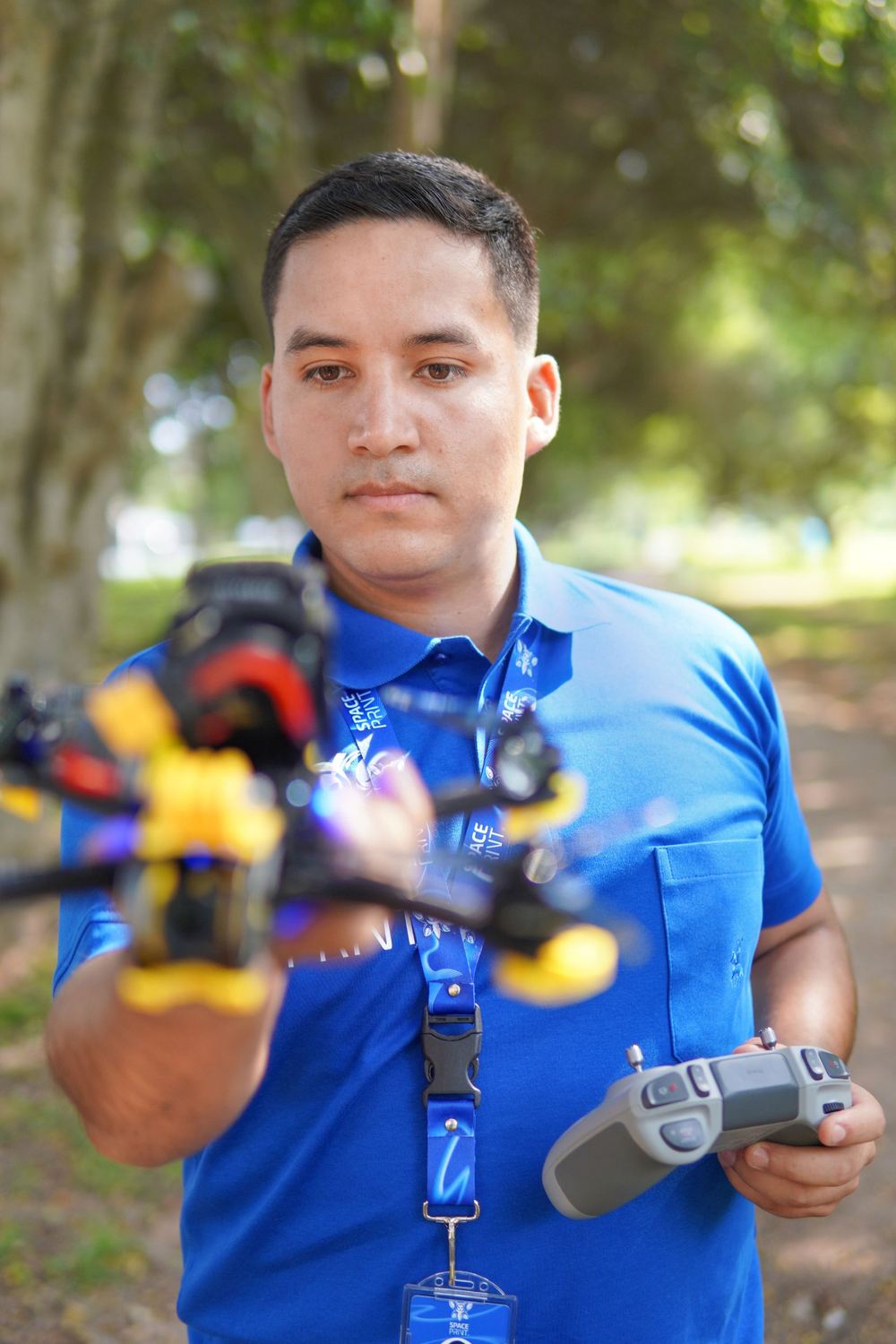 Instructor de Space Print sosteniendo un dron FPV y su radio