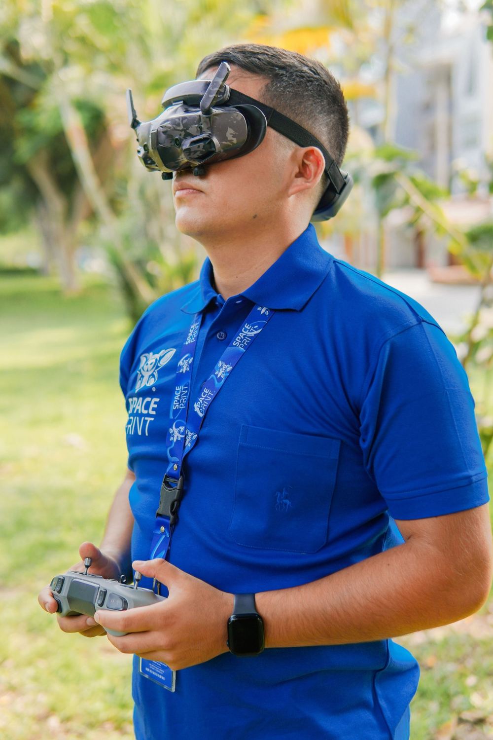 Piloto de Space Print volando con gafas FPV y control remoto